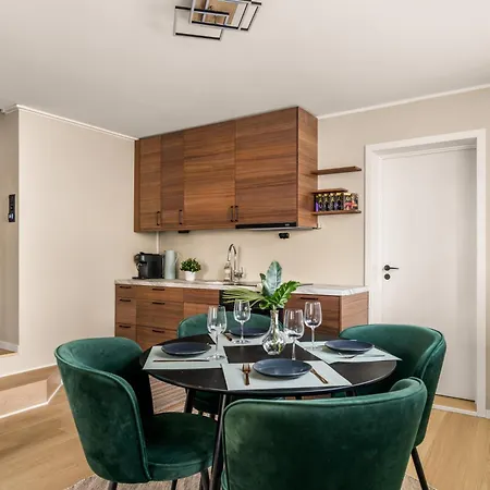 Bright & Stylish In Center Apartment