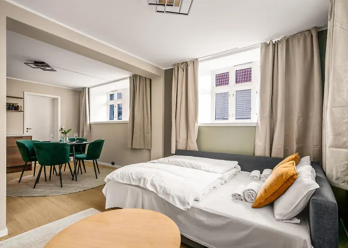 Bright & Stylish In Center 아파트